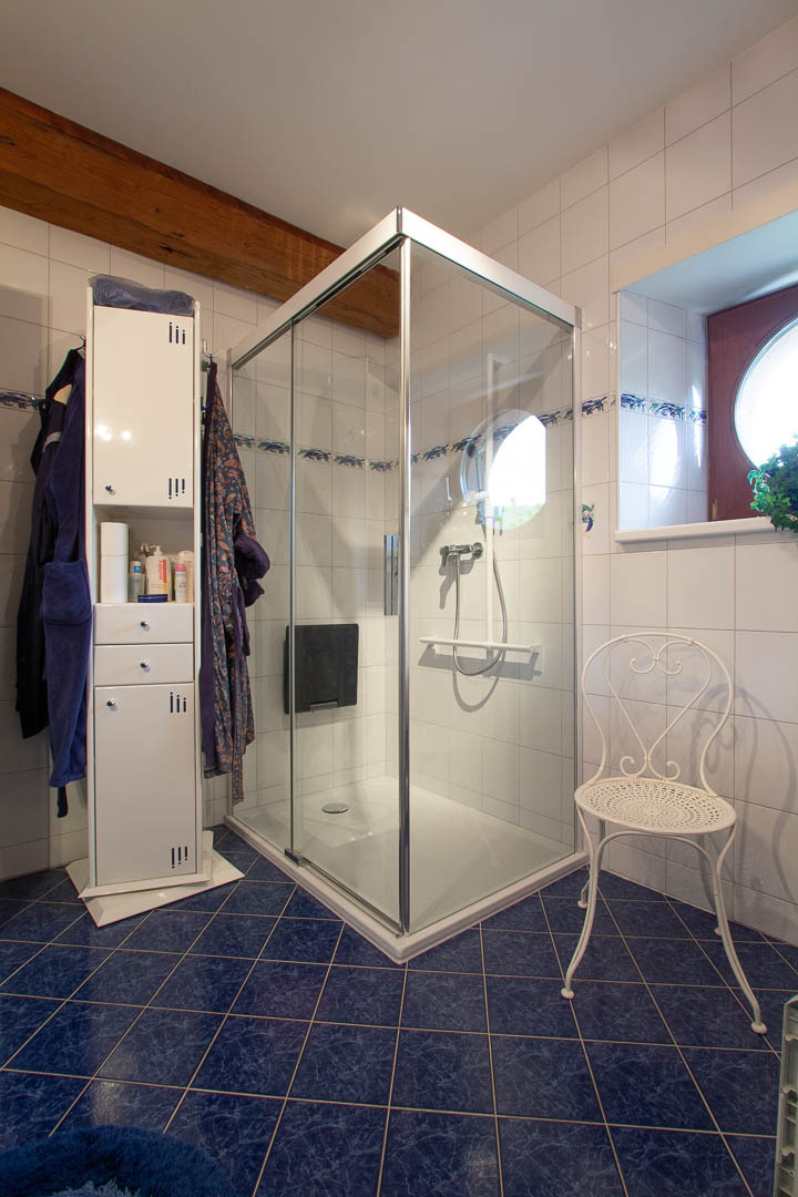 Installation d'une douche avec accessoires