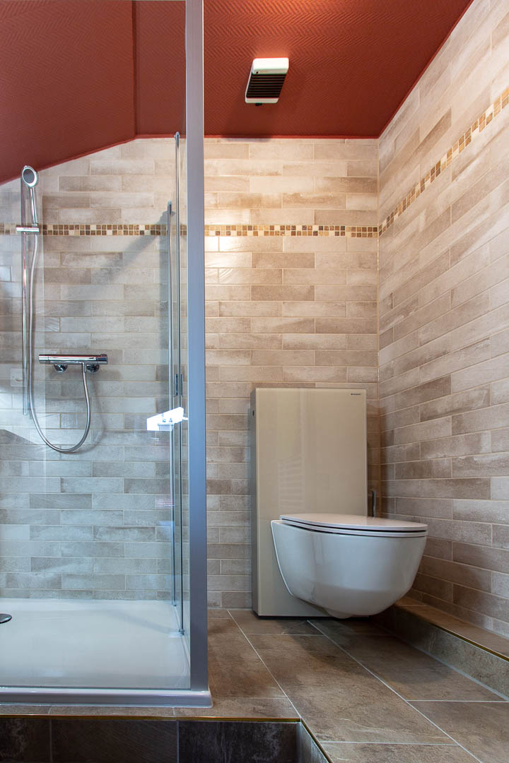 Salle de bain douche avec WC Geberit Monolith 